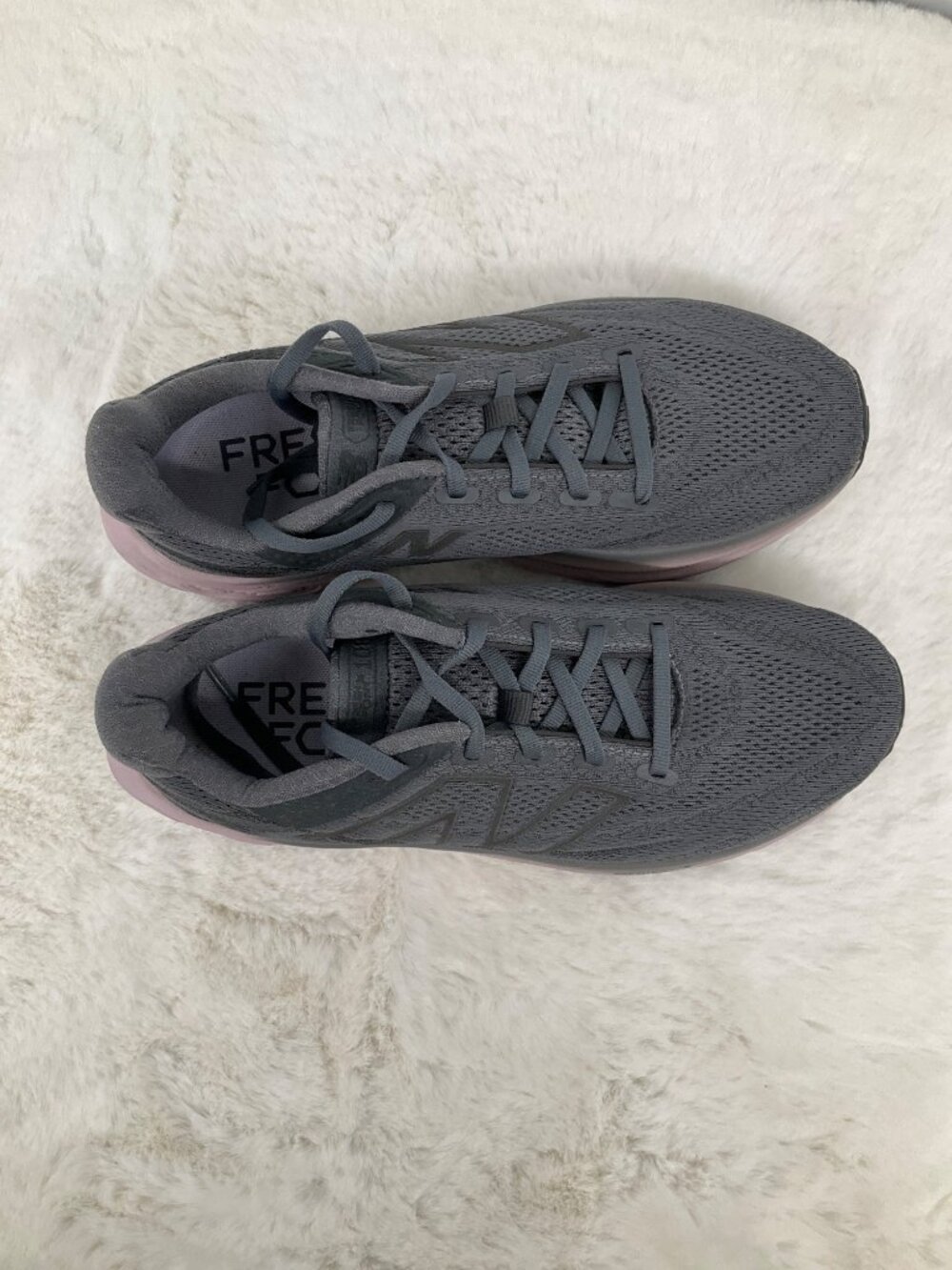 NEW BALANCE size 8.5 B Women’s fresh foam x w1080z13 running shoes in grey/ purp - Picture 7 of 8